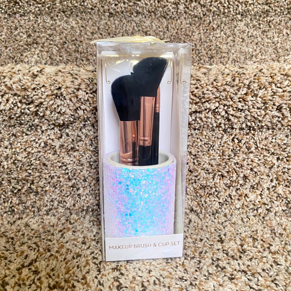 Makeup Brushes with Cup set